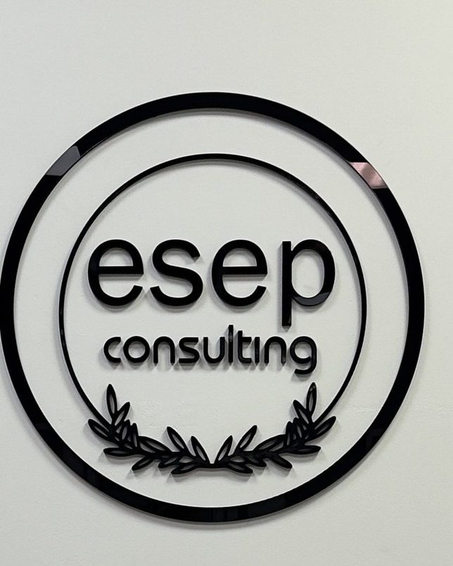 Логотип ESEP CONSULTING на стене переговорной