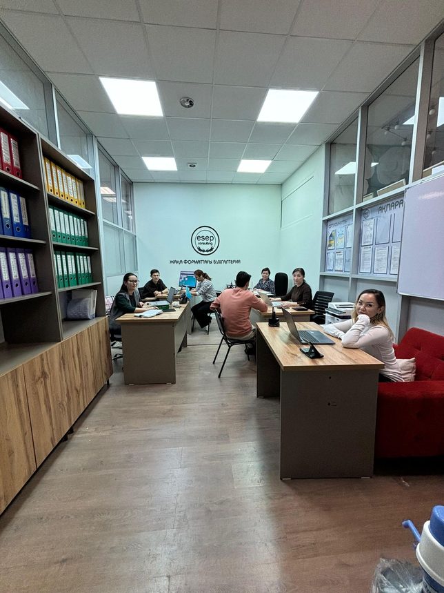 Общий вид офиса ESEP CONSULTING: рабочие места и переговорная